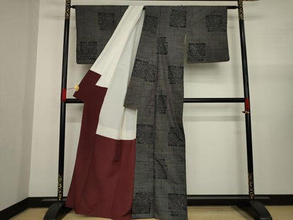 平和屋着物●本場大島紬　一元絣　色紙重ね花文　黒地　正絹　逸品　AAAY1880ck
