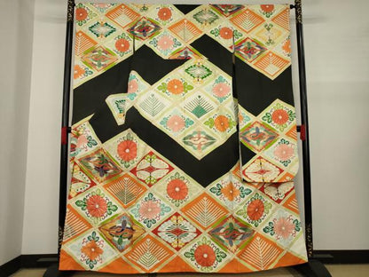 平和屋着物●豪華振袖　駒刺繍　向かい鶴花菱文　黒地　金彩　正絹　逸品　AAAY1920ck