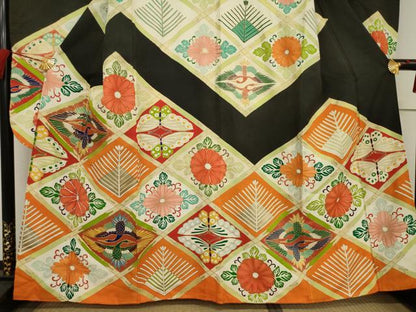 平和屋着物●豪華振袖　駒刺繍　向かい鶴花菱文　黒地　金彩　正絹　逸品　AAAY1920ck