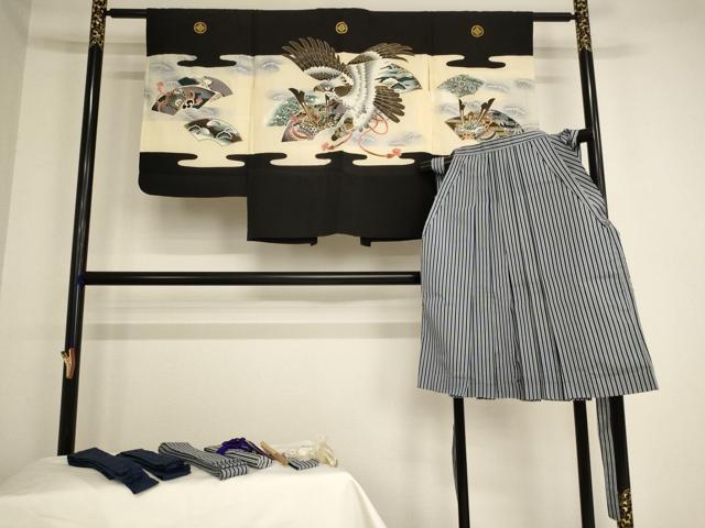 平和屋着物[]七五三　男の子　5歳　羽織・行灯袴・小物セット　鷹　地紙兜文　金銀彩　逸品　AAAY2434ja