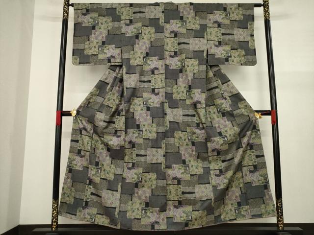 平和屋着物●本場大島紬 一元７マルキ 色紙重ね文 黒地 正絹 逸品 未使用 AAAY4704ck