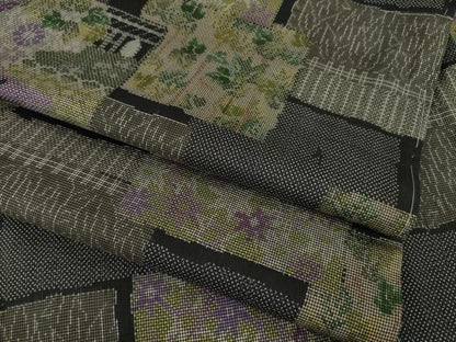 平和屋着物●本場大島紬 一元７マルキ 色紙重ね文 黒地 正絹 逸品 未使用 AAAY4704ck