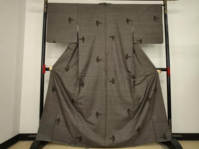 平和屋着物●本場大島紬 カタス7マルキ 南天文 正絹 逸品 AAAY4746ck