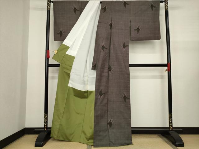 平和屋着物●本場大島紬 カタス7マルキ 南天文 正絹 逸品 AAAY4746ck