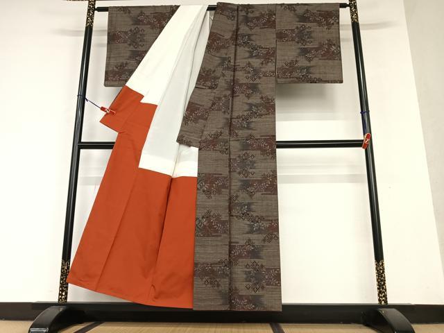 平和屋着物●本場大島紬　泥染め　カタス9マルキ　横段草花文　正絹　逸品　AAAY6678zg