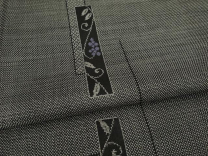 平和屋着物●本場大島紬 カタス9マルキ 短冊葡萄唐草文 黒地 正絹 逸品 AAAY7383ck