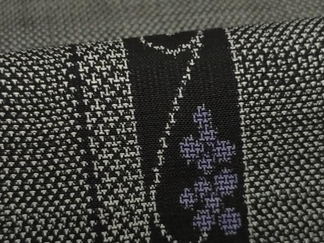 平和屋着物●本場大島紬 カタス9マルキ 短冊葡萄唐草文 黒地 正絹 逸品 AAAY7383ck