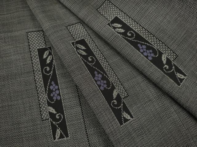 平和屋着物●本場大島紬 カタス9マルキ 短冊葡萄唐草文 黒地 正絹 逸品 AAAY7383ck