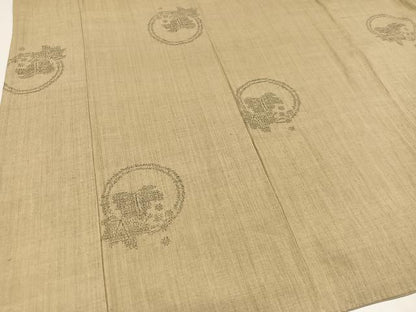 平和屋着物●本場結城紬　重要無形文化財　100亀甲　飛び亀甲柄　舞葉文　榛色地　正絹　逸品　AAAY8958ph　