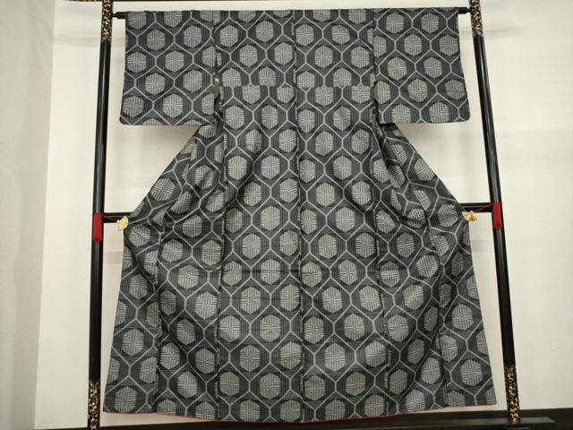 平和屋着物●上質な紬 亀甲文 黒地 正絹 逸品 AAAY9793ck
