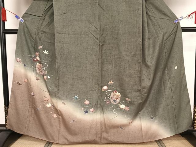 平和屋着物●訪問着　作家物　紬地　流水に花篭　柳煤竹色地　暈し染め　金彩　正絹　逸品　AAAY9927np