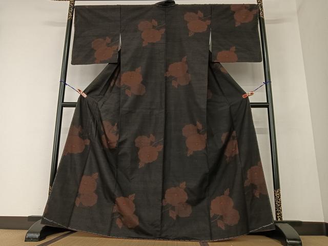 平和屋着物●上質な紬　草花文　黒地　正絹　逸品　AAAZ0037zg