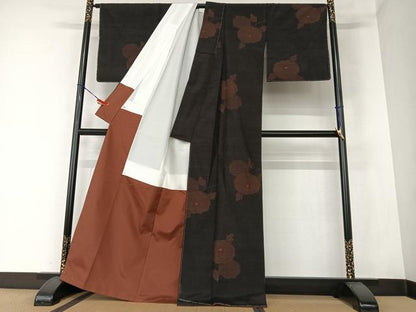 平和屋着物●上質な紬　草花文　黒地　正絹　逸品　AAAZ0037zg