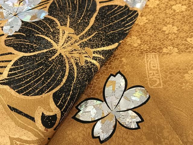 平和屋着物▽金彩友禅作家　金彩の魔術師　堀省平　金煌織　振袖　草花文　銀彩　十二単衣風　正絹　逸品　AAAZ0082zg