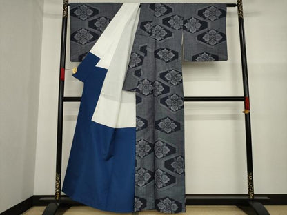 平和屋着物●本場大島紬 一元絣 亀甲花文 正絹 逸品 AAAZ0624ck