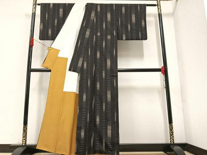 平和屋着物●本場染大島紬 変わり間道 黒地 正絹 逸品 AAAZ1796ph