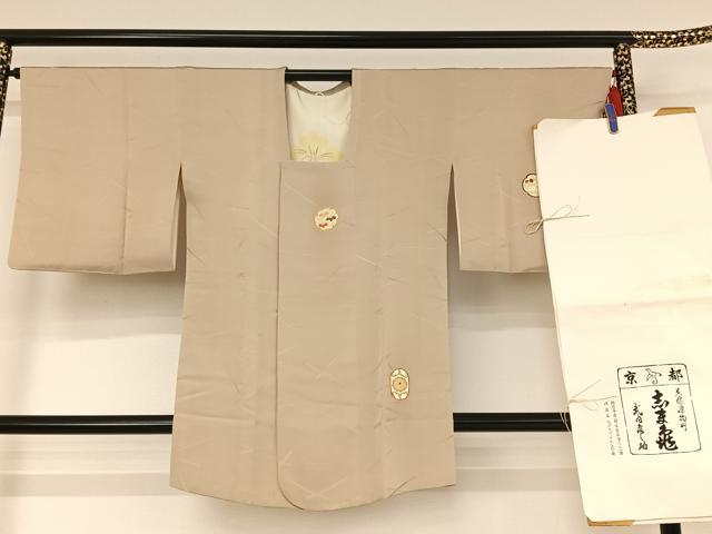 平和屋着物●銀座　志ま亀　道行コート　花唐草文　空五倍子色地　金彩　ロング丈　たとう紙付き　正絹　逸品　AAAZ3101np