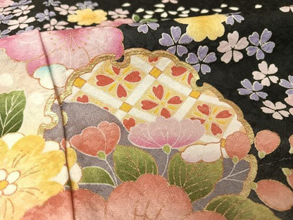 平和屋着物●豪華振袖　雪輪花文　暈し染め　黒地　金彩　仮絵羽　逸品　未使用　AAAZ3278np