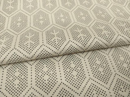 平和屋着物●本場大島紬　白大島　一元絣　亀甲文　正絹　逸品　AAAZ3801ck