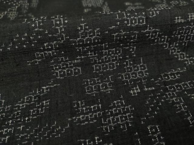 平和屋着物●結城紬 80亀甲 唐草文 黒地 正絹 逸品 AAAZ8924ck