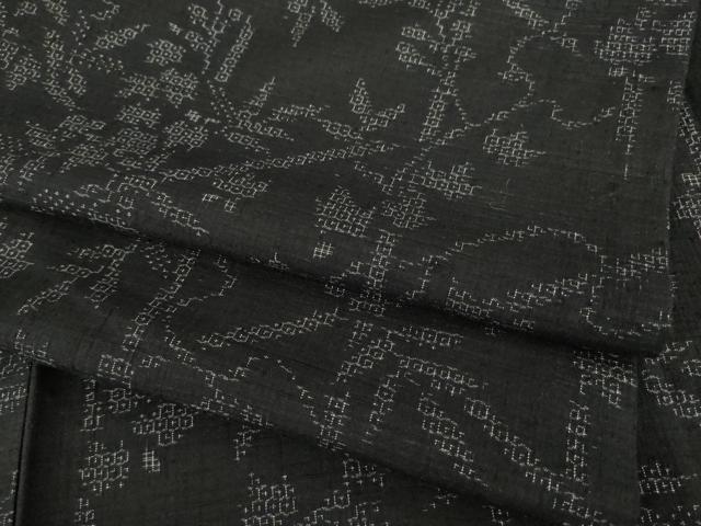 平和屋着物●結城紬 80亀甲 唐草文 黒地 正絹 逸品 AAAZ8924ck