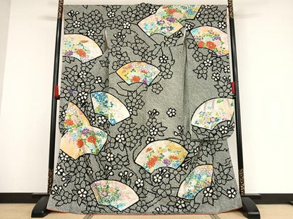 平和屋着物●豪華振袖　駒刺繍　絞り　地紙草花文　黒地　金彩　ロング丈　正絹　逸品　AABI0004cs
