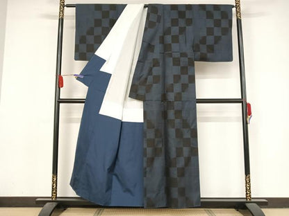 平和屋着物●本場大島紬　純泥染　手織り　カタス７マルキ　市松文様　畠山紬謹製　正絹　逸品　AABA4556np