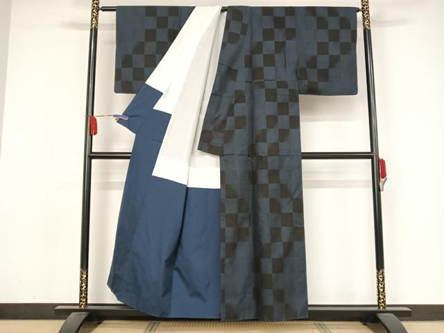 平和屋着物●本場大島紬　純泥染　手織り　カタス７マルキ　市松文様　畠山紬謹製　正絹　逸品　AABA4556np