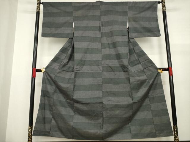 平和屋着物●本場大島紬　100亀甲　横段文　黒地　三越扱い　正絹　逸品　AABA4659ck