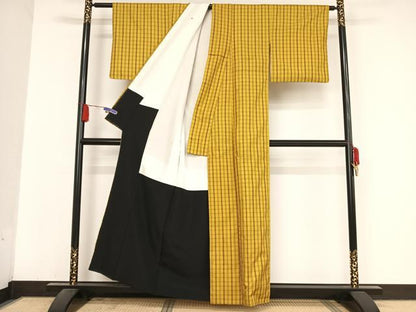 平和屋着物●山下八百子 本場黄八丈 市松綾織 格子 正絹 逸品 AABA4991np