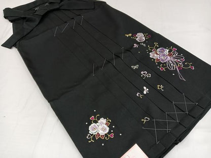 平和屋着物●行灯袴　刺繍　舞花文　黒地　金糸　洗える着物　未使用　AABB2990ph