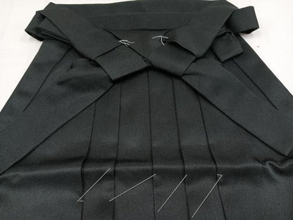 平和屋着物●行灯袴　刺繍　舞花文　黒地　金糸　洗える着物　未使用　AABB2990ph