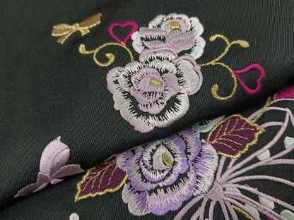平和屋着物●行灯袴　刺繍　舞花文　黒地　金糸　洗える着物　未使用　AABB2990ph