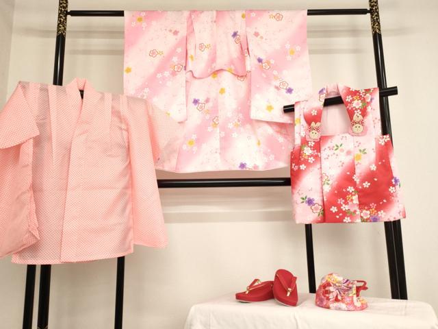 平和屋着物[]七五三　女の子　３歳　祝着　三つ身　長襦袢(単衣)・被布・小物セット　舞梅文　暈し染め　金彩　未使用　AABB5780ja