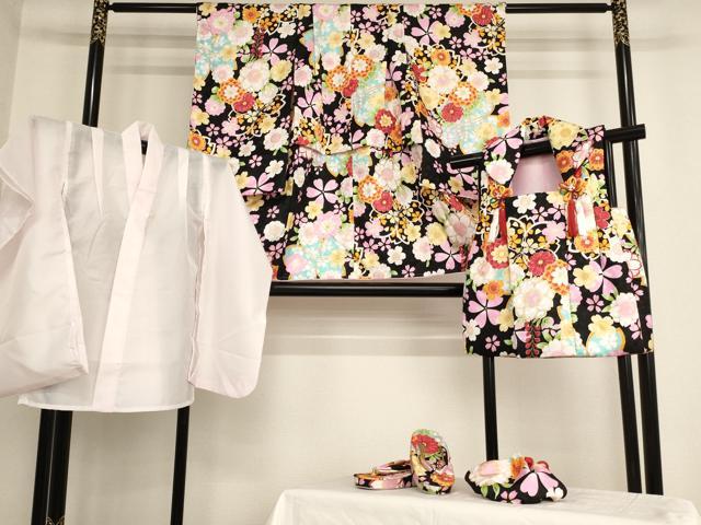 平和屋着物[]七五三　女の子　３歳　祝着　三つ身　長襦袢(単衣)・被布・小物セット　花尽くし文　黒地　金彩　未使用　AABB5785ja