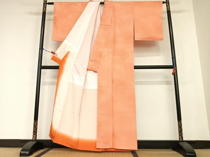 平和屋着物●上質な色無地 草花地紋 鉛丹色 暈し染め 正絹 逸品 未使用 AABB6477zg