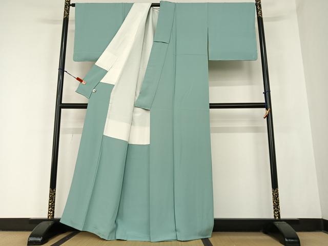 美品［ 色無地 ］正絹　着物　灰みの淡い緑　ちりめん　作家物　塩月弥栄子 平和屋着物○塩月弥栄子 熊谷栄美子 色無地 水浅葱色 正絹