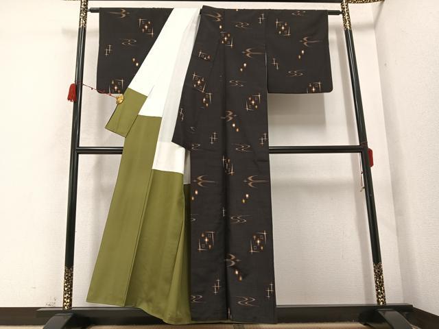 平和屋着物●国指定重要無形文化財 本場久米島紬 琉球絣文様 手織 正絹 逸品 AABC3710ph