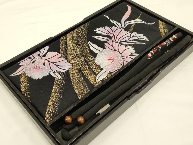 平和屋本店●和装小物 帯締め・帯揚げセット 丸ぐけ 刺繍 草花文 銀糸 金彩 木玉 正絹 逸品 未使用 AABC4400ay