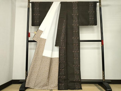 平和屋着物●国指定重要無形文化財　本場久米島紬　手織　幾何学間道　正絹　逸品　AABC5639ck