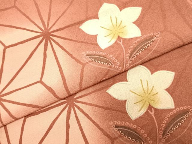 振袖 山本寛斎 KANSAI 華徒然 落款あり　草花　えんじ色　着物単品販売 振袖 鶯色 牡丹 華徒然 山本寛斎 - 東京着物 結鶴