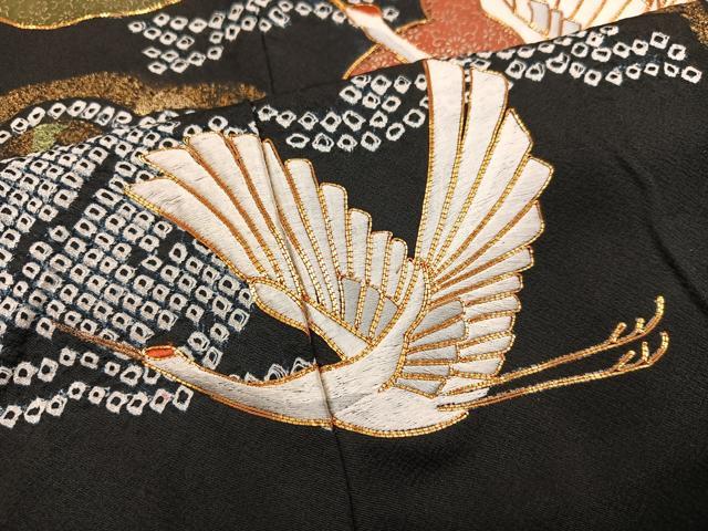 平和屋着物●豪華振袖 駒刺繍 絞り 群れ鶴丸文 黒地 金彩 正絹 逸品 AABD4407ph