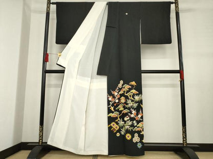 平和屋着物●豪華黒留袖　友禅　駒刺繍　松竹梅吉祥宝尽くし　金彩　正絹　逸品　AABD6693ck