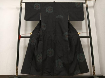 平和屋着物●本場結城紬 重要無形文化財 100亀甲 飛び亀甲柄 亀甲花唐草文 正絹 逸品 AABD7056ph