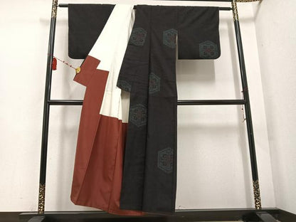 平和屋着物●本場結城紬 重要無形文化財 100亀甲 飛び亀甲柄 亀甲花唐草文 正絹 逸品 AABD7056ph