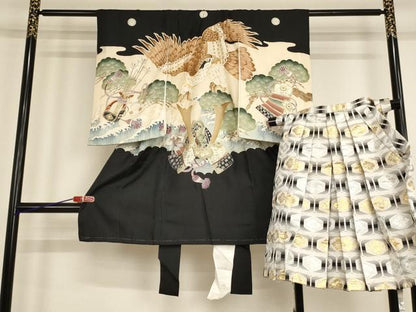 平和屋着物[]七五三　男の子　祝着・行灯袴セット　駒刺繍　鷹　武具　松　金彩　逸品　AABE2105ja
