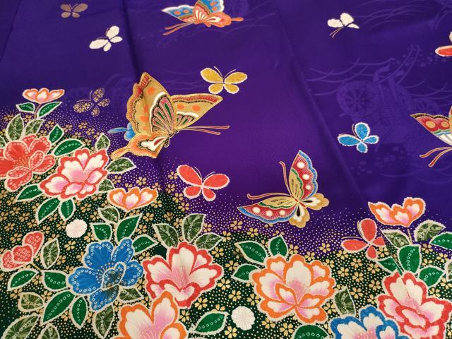 平和屋着物[]七五三　女の子　７歳　祝着　四つ身　長襦袢(無双仕立て・半衿刺繍)セット　駒刺繍　花蝶文　金彩　逸品　AABE2423ja