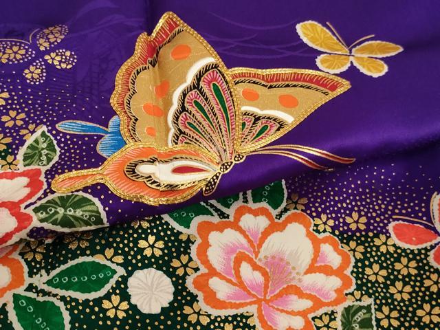 平和屋着物[]七五三　女の子　７歳　祝着　四つ身　長襦袢(無双仕立て・半衿刺繍)セット　駒刺繍　花蝶文　金彩　逸品　AABE2423ja