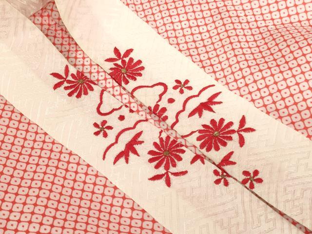 平和屋着物[]七五三　女の子　７歳　祝着　四つ身　長襦袢(無双仕立て・半衿刺繍)セット　駒刺繍　花蝶文　金彩　逸品　AABE2423ja