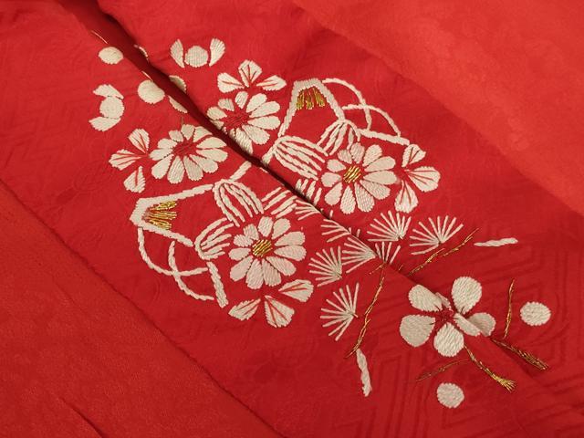 平和屋着物[]子供　女の子　長襦袢(袷)　源氏車花地紋　紅緋色　半衿刺繍　正絹　逸品　AABE2435ja